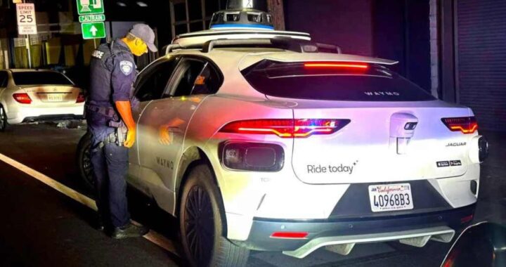 Автомобиль беспилотника сделал нарушение и избавляется от скольжения