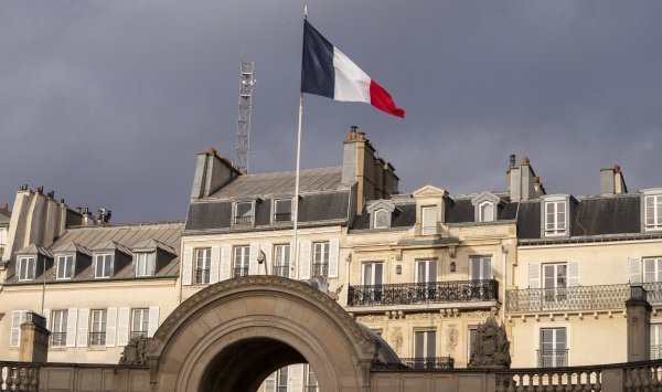 S&P неожиданно понизило рейтинг Франции в новом предупреждении о долге