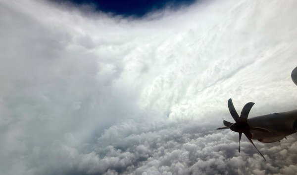 Ураган Мелисса направляется на Кубу после того, как обрушился на Ямайку