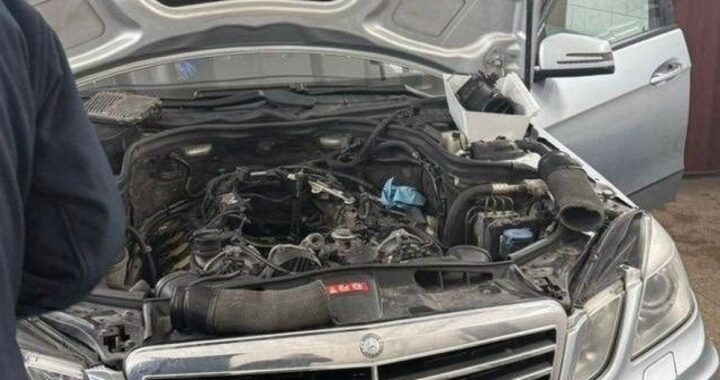 Таможенники нашли в двигателе Mercedes почти миллион долларов