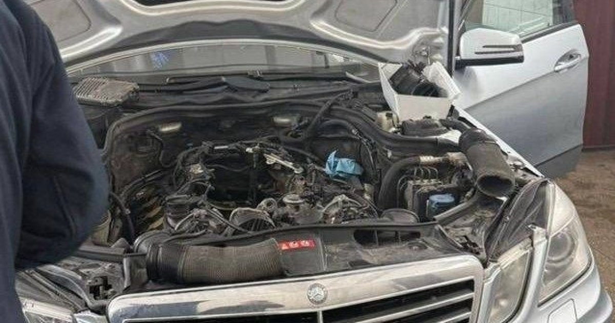 Таможенники нашли в двигателе Mercedes почти миллион долларов