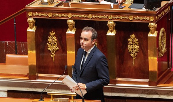 Премьер-министр Франции Лекорню завоевал ключевую поддержку социалистов