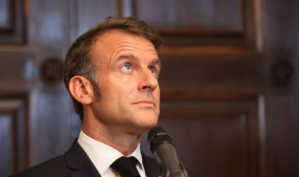 Макрон прижимается к стене его соперниками после отставки премьер -министра