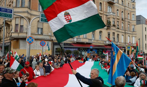 Венгры проводят конкурирующие митинги в качестве политического испытания перед выборами