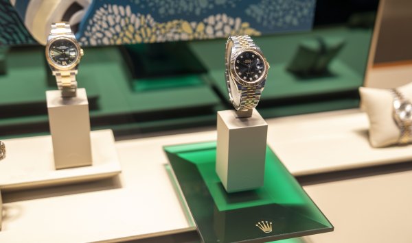 Пошлины Трампа привели к росту цен на роскошные часы на вторичном рынке
