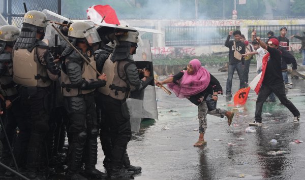 Гнев поколения Z против правящей элиты взорвался во всем мире