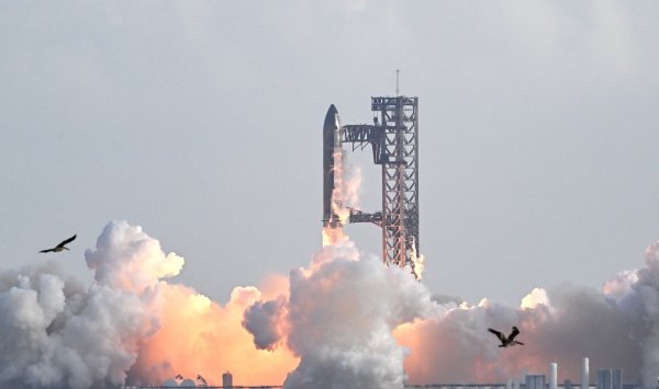 НАСА объявляет конкурс на контракт SpaceX по высадке на Луну