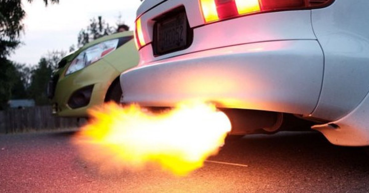 Почему ваша машина издает потрескивающие звуки из выхлопной системы?