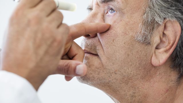 Прорыв в лечении кератоконуса: FDA одобрило новую неинвазивную терапию