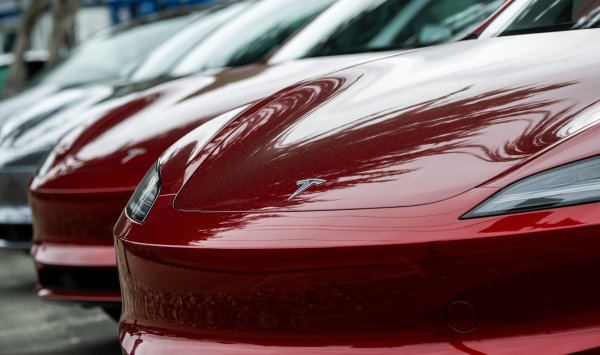 Прибыль Tesla упала, Маск сместил фокус на «армию роботов»