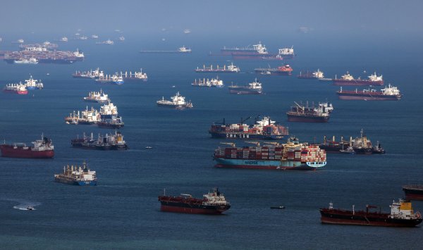 Как Трамп заставил штаты отложить налог на выбросы углерода в судоходстве