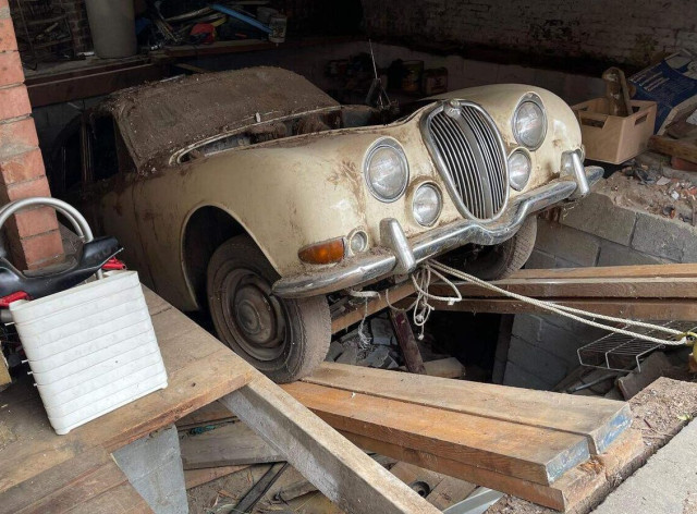 Заброшен Ягуар