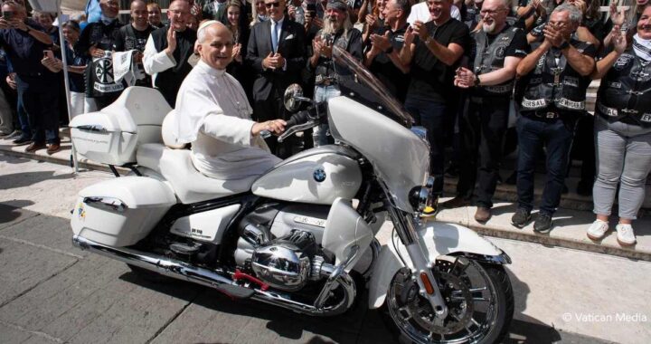 Мотоцикл Папы продали за 156 тысяч евро.