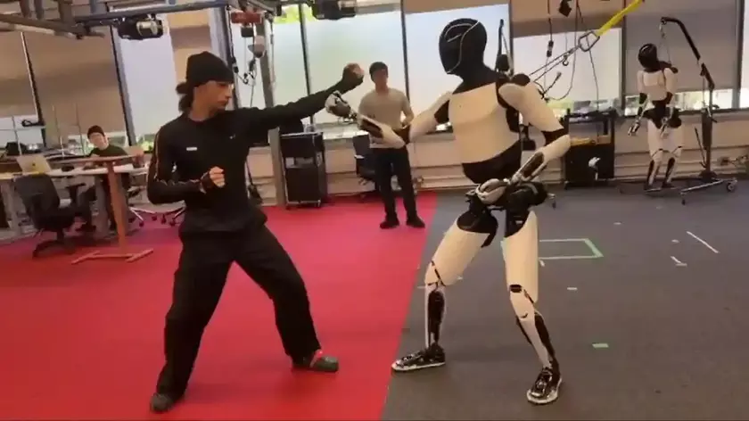 «Jacks Chan, обрезать пиво!»: Robot Optimus продемонстрировал впечатляющие навыки кунг -фу