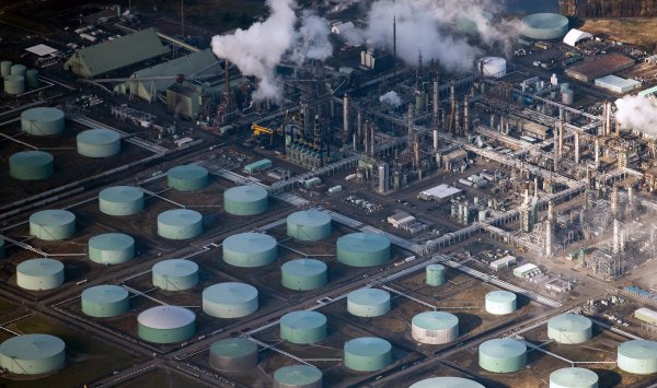 В МАЭ ожидают рекордного профицита нефти и снижения российского экспорта в 2026 году.