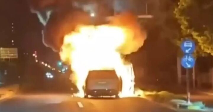 Китайский электрический минивэн загорелся во время движения