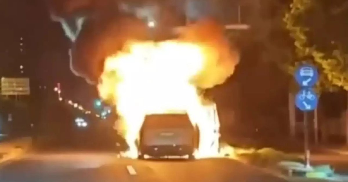 Китайский электрический минивэн загорелся во время движения