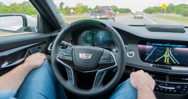 В 2028 году водители Cadillac, возможно, перестанут смотреть на дорогу