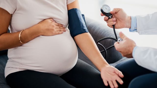 Зачем нужно контролировать артериальное давление во время беременности?