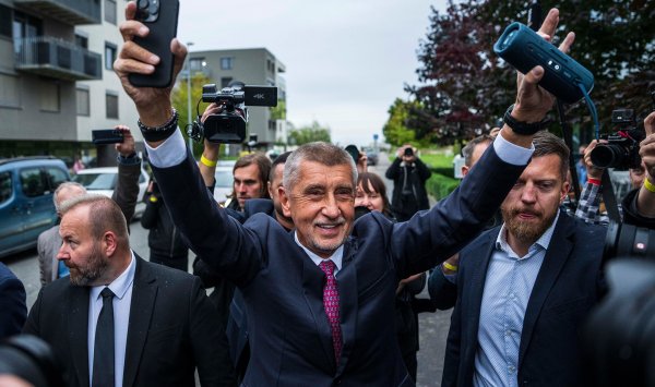 Евроскептик Бабис возвращается к власти после его победы в Чешской Республике