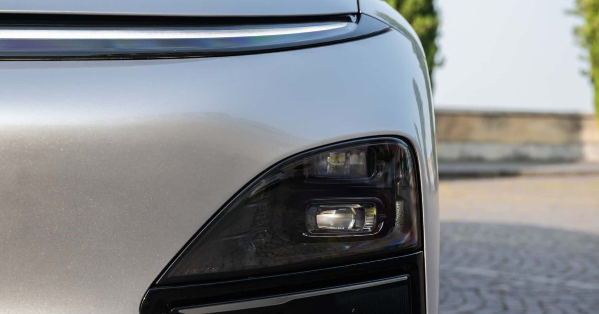 Почему в современных автомобилях фары разделены?