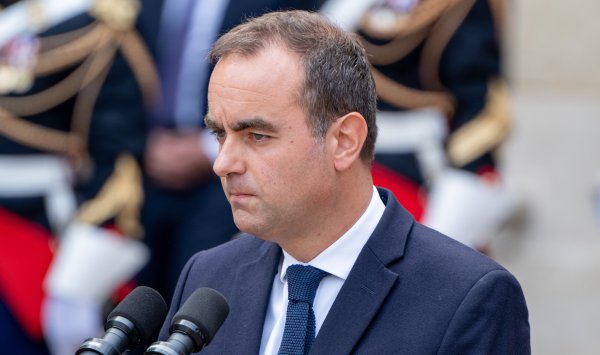 Французский премьер -министр подал в отставку на следующий день после формирования кабинета министров