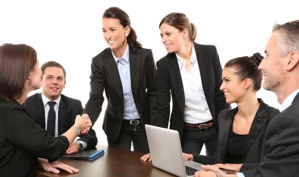 Гибридная рабочая модель — это новая норма в Болгарии, офис восстанавливает позиции