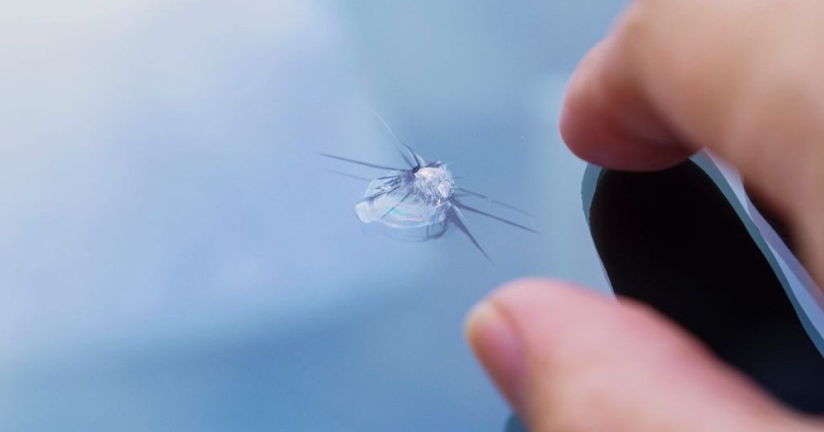 Как вы можете самостоятельно исправить потрескавшееся ветровое стекло?