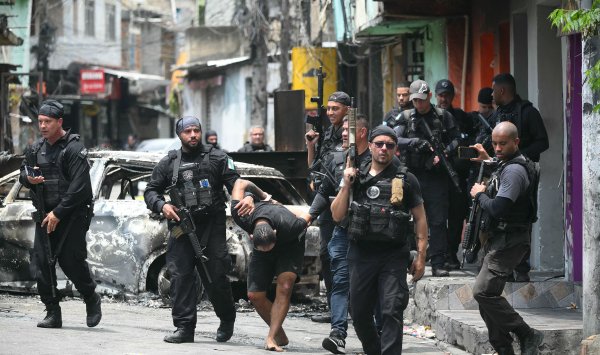 В результате самой смертоносной акции полиции в Рио погибли по меньшей мере 64 человека