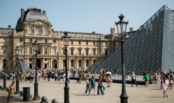 Лувр закрыт из-за ограбления — Bloomberg