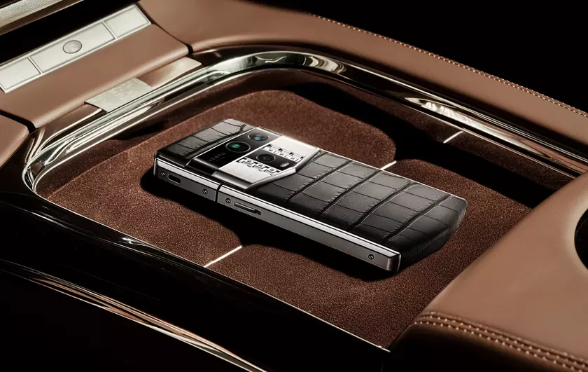 Вышел Vertu Agent Q — эксклюзивный смартфон с позолотой и кожей крокодила всего за $5380