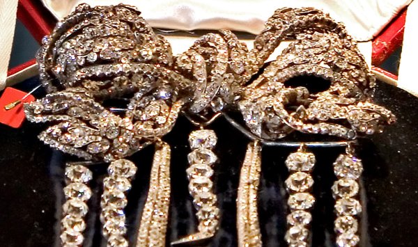 Есть ли цена у украденных драгоценностей Лувра?