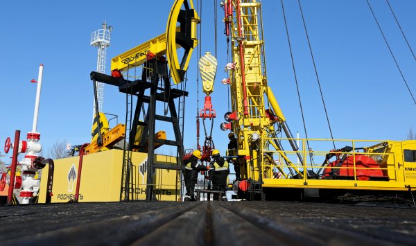 Россия ищет решение нефтяных санкций, чтобы компенсировать удар по бюджету