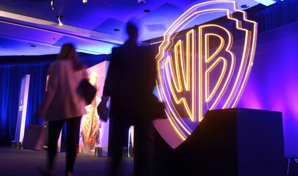 Warner Bros. рассматривает возможность продажи; Netflix и Comcast проявляют интерес