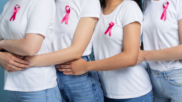 8 Популярных мужчин с общей привлекательностью в поддержку борьбы с раком молочной железы и Фонда Нана Гладвиш - один из 8