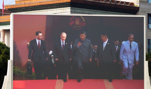 Ким принимает Китай, Россию и Вьетнам на военном параде – признак глобального влияния