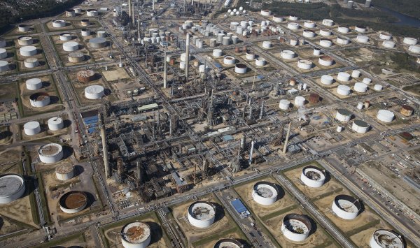 Синхронно с ОПЕК нефтяные гиганты наращивают добычу