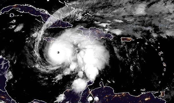 Самый сильный ураган в истории Ямайки обрушился на остров со скоростью ветра до 290 км/ч.