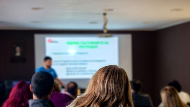 Пирогов проводит очередной курс по оказанию первой помощи при несчастных случаях с участием взрослых