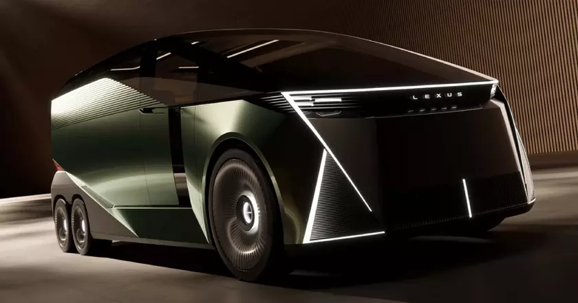 Lexus LS превратился из седана в шестиколесный минивэн.