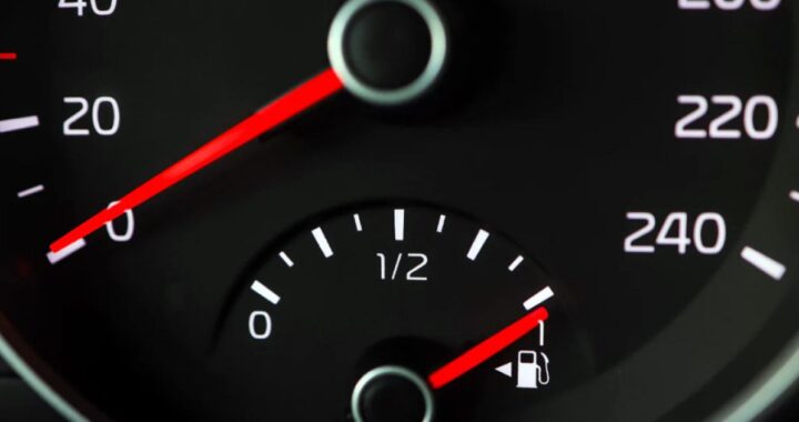 Почему указатель уровня топлива часто вводит водителей в заблуждение