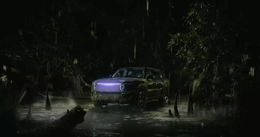 Со страшными звуками и светом: Rivian представляет режим жуткого болота на Хэллоуин