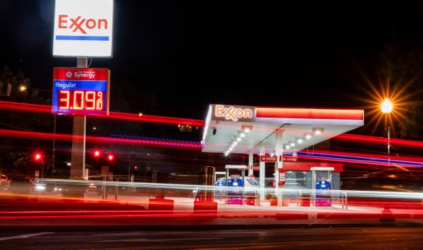 Exxon и Chevron увеличивают добычу, несмотря на падение цен на нефть
