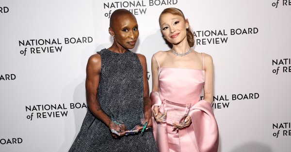 Певицы Ариана Гранде и Синтия Эриво с уникальным музыкальным дуэтом