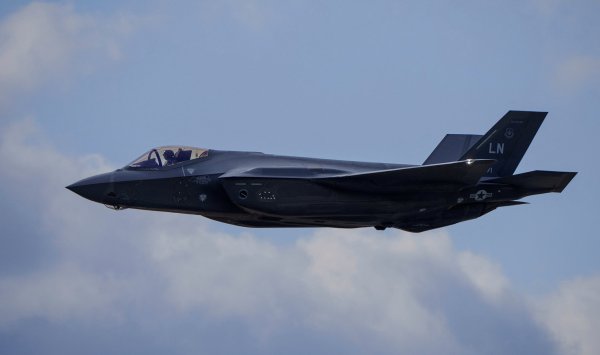 Истребители-невидимки из США и России соревновались на авиасалоне в Дубае