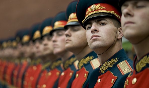 Новые военные мошенники в России: «Черные вдовы» заманивают солдат под корону