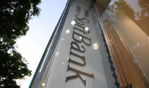 Акции SoftBank упали после продажи доли Nvidia