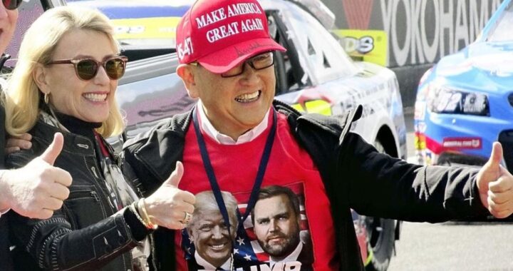 Акио Тойода помазал Трампа шляпой MAGA