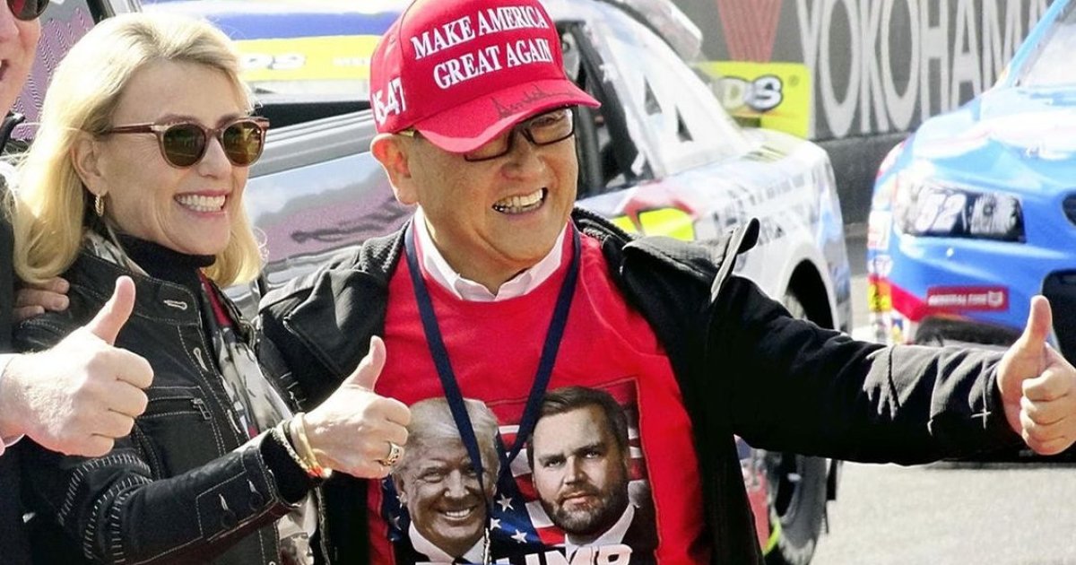 Акио Тойода помазал Трампа шляпой MAGA