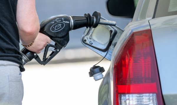 Нефть теряет позиции, поскольку основное внимание уделяется запасам в США и риску санкций